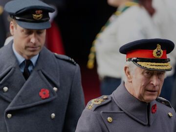 Prinz William und König Charles III. schauen bei der Beerdigung von Prinz Philip bedrückt. 