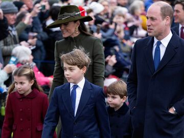 Prinzessin Kate und Prinz William gehen gemeinsam mit ihren Kindern Prinzessin Charlotte, Prinz George und Prinz Louis