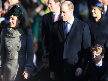 Prinzessin Kate mit Prinzessin Charlotte und Prinz William mit Prinz George besuchen Sandringham im Jahr 2019