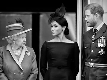 Queen Elizabeth II., Herzogin Meghan und Prinz Harry unterhalten sich im Buckingham-Palast