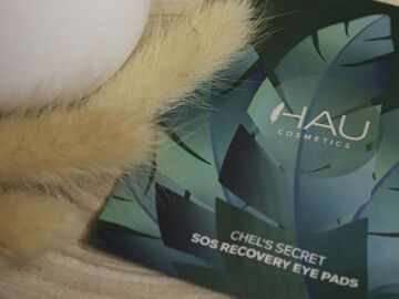 Die SOS Recovery Eye Pads von HAU Cosmetics liegen in Verpackung auf dem Tisch