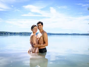 Eleni und Leander von Sturm der liebe stehen eng umschlungen im See