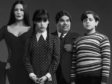 "Wednesday"-Familienfoto: Catherine Zeta-Jones als Morticia Adams, Jenna Ortega als Wednesday Addams, Luis Guzmán als Gomez Addams und Issac Ordonez als Pugsley Addams 