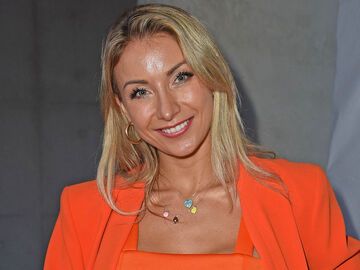 Anna-Carina Woitschack lächelt, Orangenes Oberteil