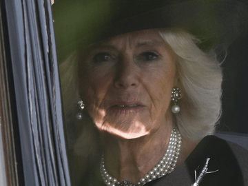 Queen Consort Camilla düster in einem Auto
