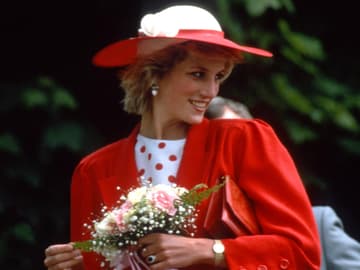 Lady Di im roten Kostüm