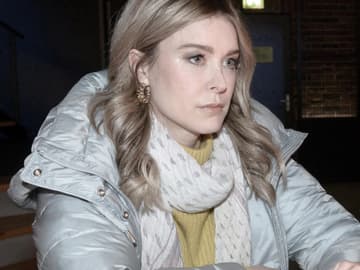 Jessi guckt bei GZSZ traurig