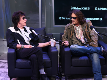 Jeff Beck und Johnny Depp sitzen nebeneinander