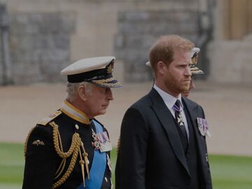 König Charles und Prinz Harry bei der Beerdigung von Queen Elizabeth II..