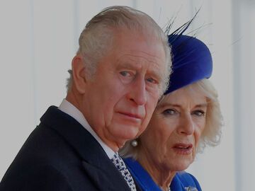 König Charles III. und Queen Consort Camilla stehen nebeneinander.