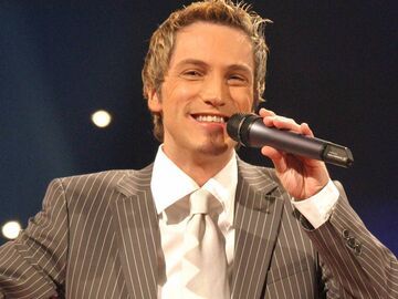 Matthias Carras singt und lächelt
