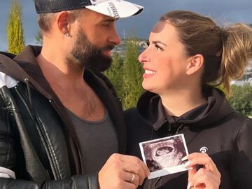 "Mein Kind, dein Kind"-Star Virginia Weiß und Andrew halten Ultraschallbild