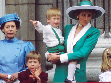 Prinzessin Margaret, Prinz William, Prinz Harry und Prinzessin Diana (v.l.) auf dem Balkon des Buckingham-Palastes