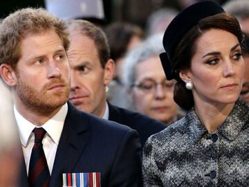 Prinz Harry und Prinzessin Kate sitzen nebeneinander. 