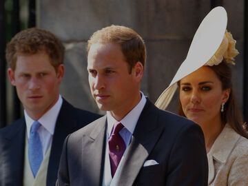 Prinz Harry und Prinzessin Kate stehen hinter Prinz William, 2011.