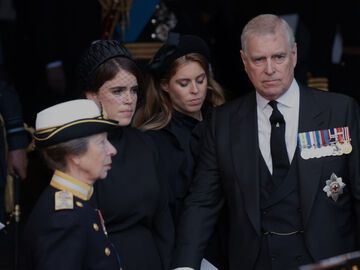 Prinzessin Eugenie, Prinzessin Beatrice und Prinz Andrew bei der Beerdigung von Queen Elizabeth II., 2022.