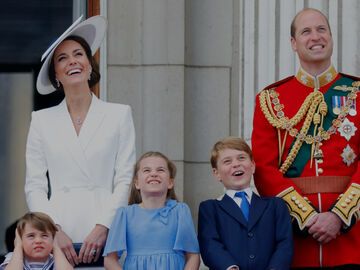 Prinzessin Kate und Prinz William schauen gemeinsam mit ihren Kindern in den Himmel.
