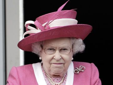 Queen Elizabeth II. schaut grimmig. 