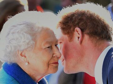 Prinz Harry gibt Queen Elizabeth II. einen Kuss.