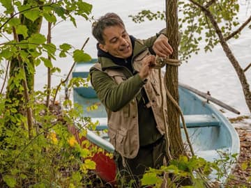 Sturm der Liebe Robert befestigt ein Boot mit einem Tau an einem Baum