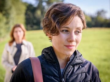 Sturm der Liebe Eleni guckt ernst und geht von Alexandra im Hintergrund weg