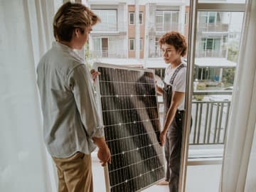 Paar trägt Solarplatte