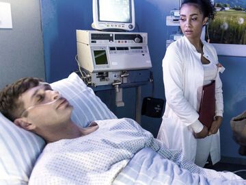 Deniz liegt bei "Alles was zählt" im Krankenhaus, Imani schaut ihn besorgt an