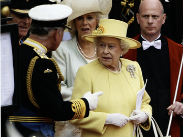Queen Elitzabeth II. mit Charles und Camilla bei Kates und Williams Hochzeit mit löchrigem Handschuh
