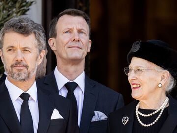 Prinz Frederik, Prinz Joachim und Königin Margrethe von Dänemark. 