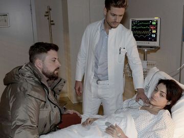 Emily liegt bei GZSZ im Krankenhausbett, John und Philip sind an ihrer Seite