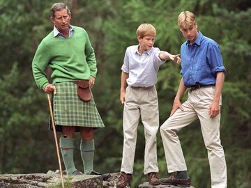 König Charles III., Prinz Harry und Prinz William in den Highlands.