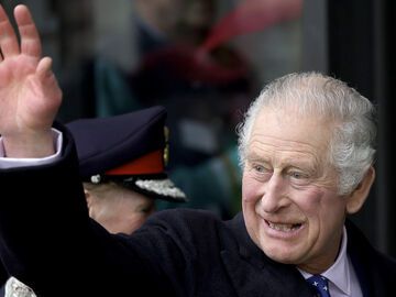 König Charles III. winkt.