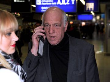 Manfred Weßels telefoniert am Flughafen
