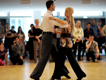 Marcus Weiß und Isabel Edvardsson tanzen