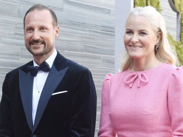 Prinz Haakon und Prinzessin Mette-Marit lächeln.