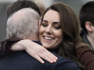 Prinzessin Kate umarmt ihren Lehrer in Cornwall. 