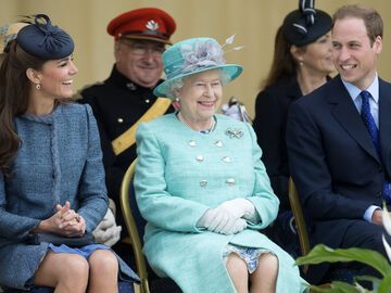 Prinzessin Kate,. Queen Elizabeth II. und Prinz William lachen.