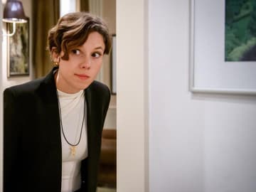Sturm der Liebe Eleni guckt ernst durch eine Tür durch heimlich 