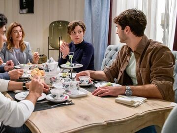 Sturm der Liebe Eleni und Leander sitzen mit Alexandra, Christoph und Noah an einem gedeckten Tisch