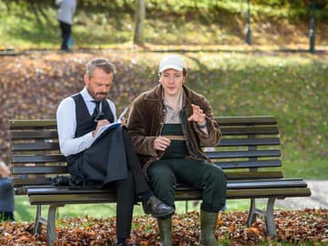 Sturm der Liebe Erik und Gerry sitzen auf einer Bank im Park