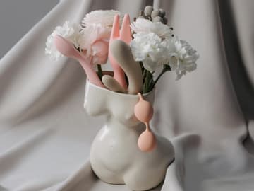 Sextoys in Blumen