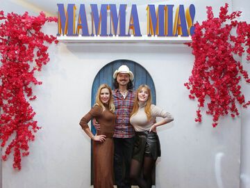 Stefanie Hertel, Lanny Lanner und Johanna Mross zu Besuch bei Mamma Mia - Das Musical in Hamburg