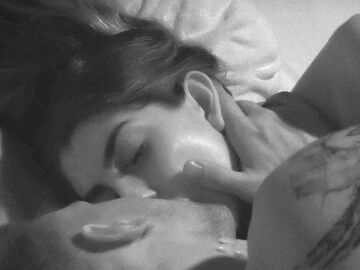 Schwarz-weiß Bild von Yeliz Koc und Kandidat max die sich innig im Bett liegend küssen bei Make Love, Fake Love