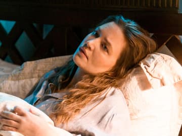 Nathalie liegt bei "Alles was zählt" im Bett und guckt traurig
