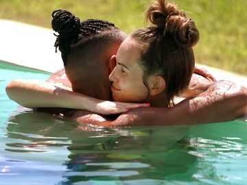 Bachelor David Jackson und Lisa umarmen sich im Pool