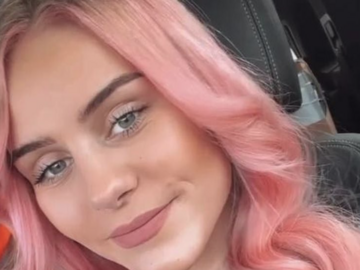 Estefania Wollny mit pinken Haaren macht ein Selfie im Auto