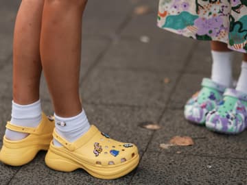 Bunte Crocs als Streetstyle