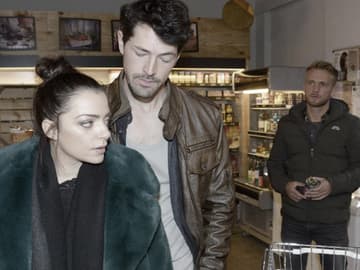 Emily guckt bei GZSZ skeptisch zur Seite, Sascha steht hinter ihr, Paul im Hintergrund