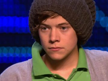 Harry Styles bei X Factor 2010 guckt ernst mit Mütze auf 