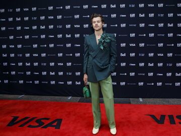 Harry Styles auf dem Tiff roten Teppich in grünem Anzug mit passender Handtasche